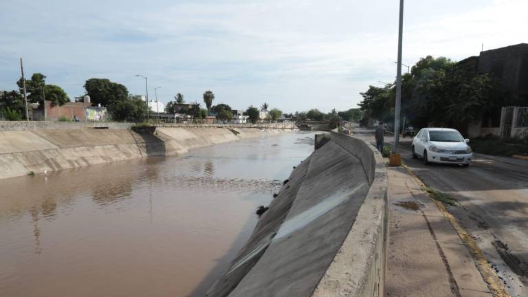 Vecinos del Arroyo Jablines tuvieron una noche complicada tras desbordarse con las lluvias.