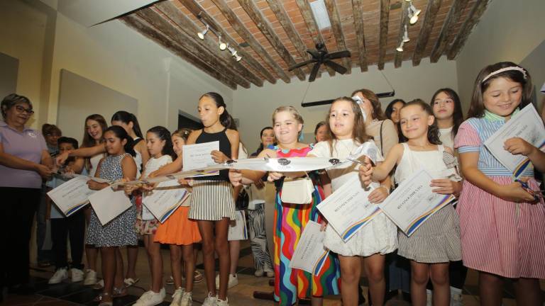 Los alumnos de la maestra Patricia Inclán de Lorenzo al momento del corte del listón inaugural.