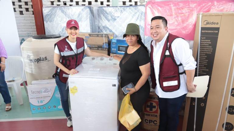 La Alcaldesa Estrella Palacios encabezó la entrega del programa “Peso a Peso del Bienestar” en Villa Unión, donde familias recibieron materiales y electrodomésticos subsidiados.