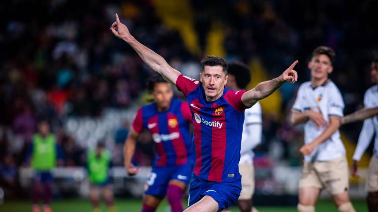 Robert Lewandowski firmó ‘hat-trick’ para llevar al Barcelona a la victoria ante Valencia.