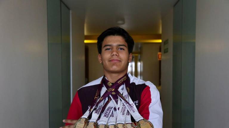 Aarón Ibarra presume sus siete preseas de oro logradas en la gimnasia de los Juegos Nacionales Conade.