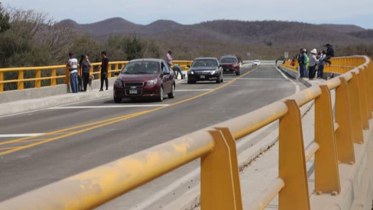 Apenas se emitió la orden de abrir a la circulación, el puente de El Quelite registra a los primeros usuarios en utilziarlo.