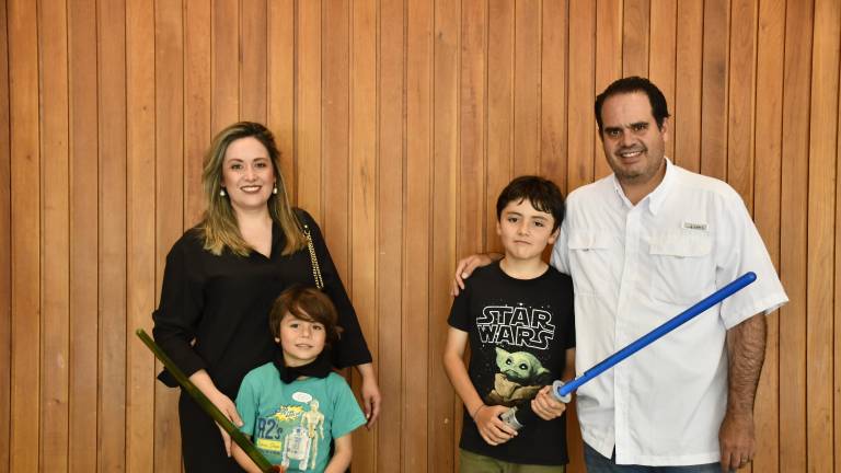 Adriana Garza y Julio Garnica con sus pequeños Carlos Adrián y Julio André.