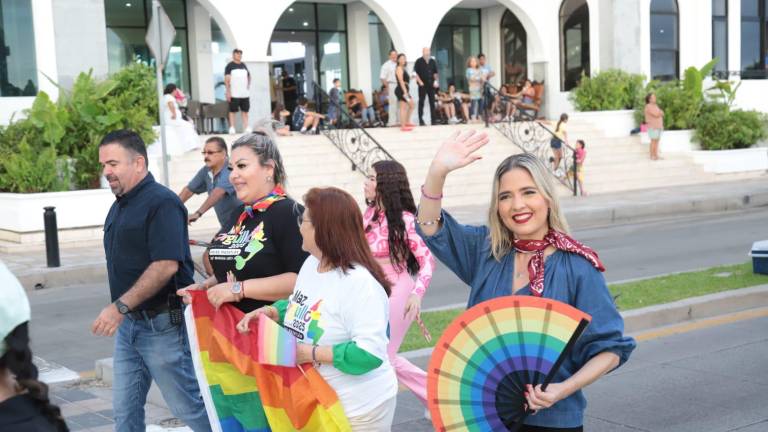 La Alcaldesa Estrella Palacios participó en la Marcha Maz Orgullo 2025 junto a líderes de la comunidad LGBTQ+ en Mazatlán.