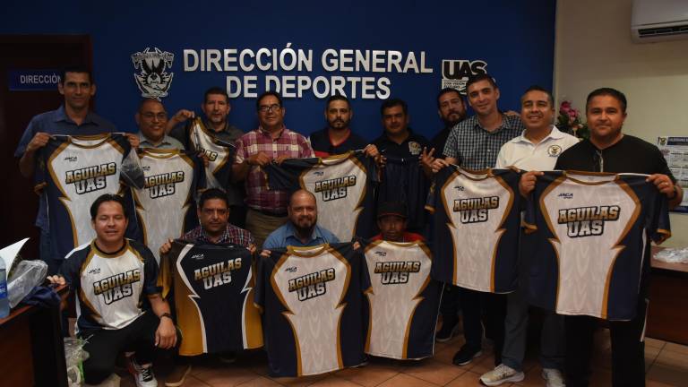 Los jugadores muestran su nuevo “plumaje”.
