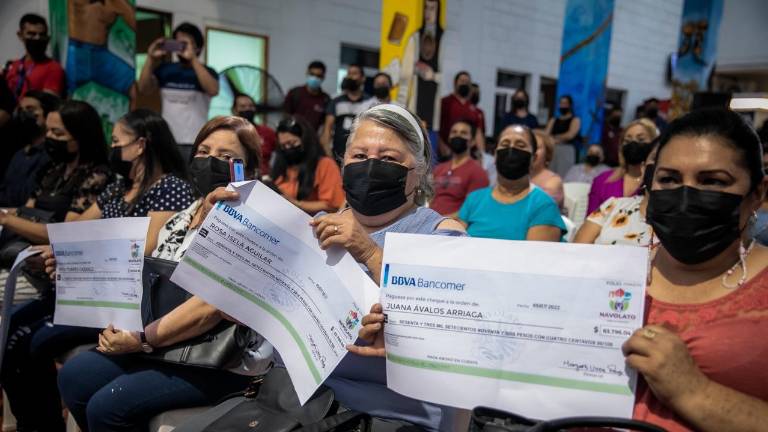 Entregan pensiones a viudas de policías de Navolato