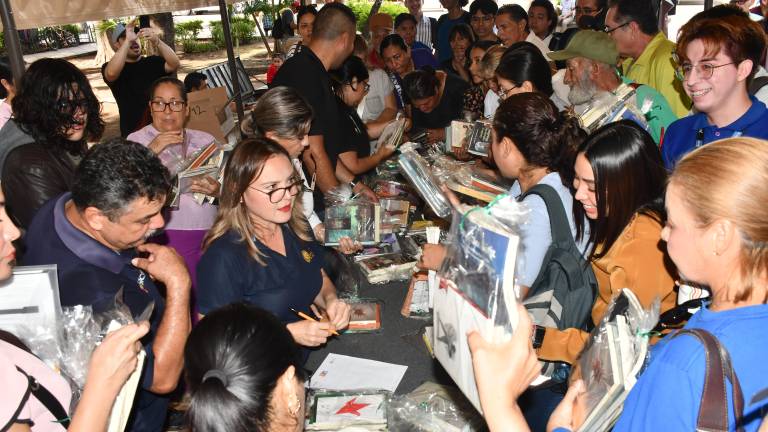 Cientos de personas acudieron al llamado en busca de libros.
