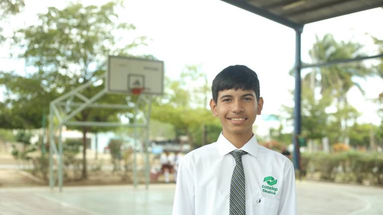 Jesús Fernando Anguiano Varela, de 16 años, fue condecorado por ganar en el Concurso Nacional de Cálculo Mental Conalep 2025.