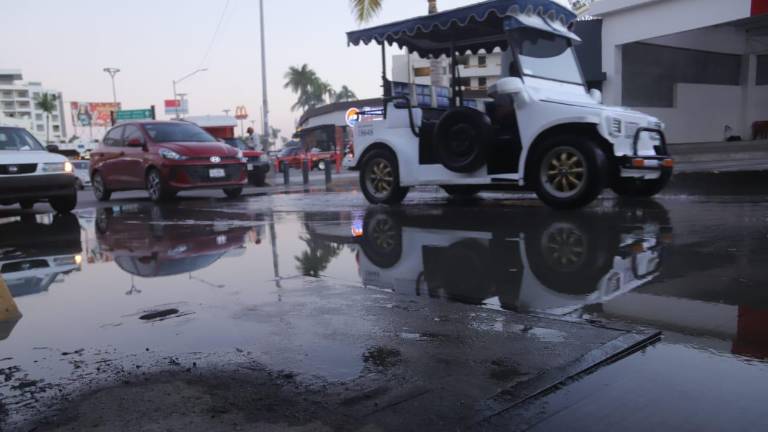 El derrame se extiende al menos 200 metros por la avenida Playa Gaviotas.