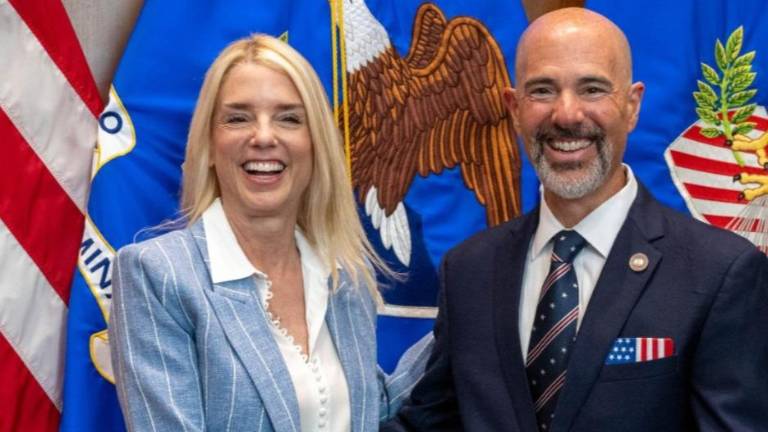 Terry Cole rindió protesta ante la Fiscal General Pam Bondi como nuevo director de la DEA.