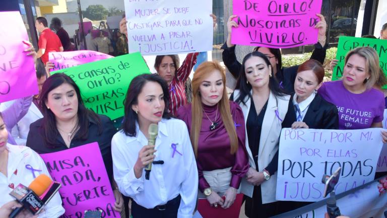 Mujeres del PRI en Sinaloa se manifestaron en la Fiscalía local para exigir que se garantice y dé justicia a mujeres víctimas de violencia.