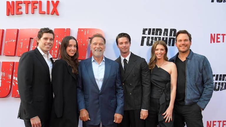 El actor llegó acompañado de sus hijos, además del elenco de la serie Fubar.