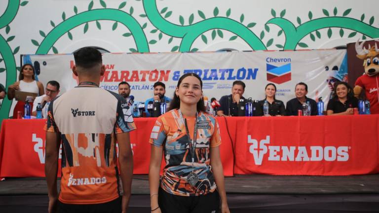 Las playeras que usarán los atletas en el Gran Maratón y Triatlón Pacífico Chevron 2024.