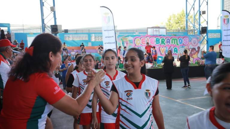 Los equipos reciben su premiación.