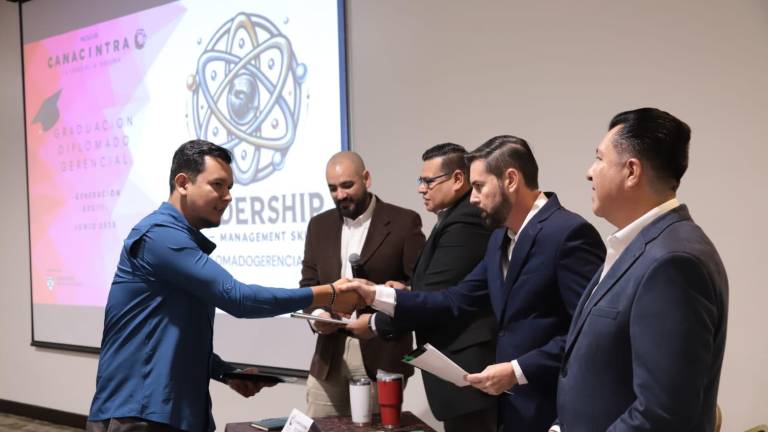 Ejecutivos recibieron su constancia del Diplomado en Liderazgo con Habilidades Gerenciales, en una ceremonia encabezada por Canacintra Mazatlán.