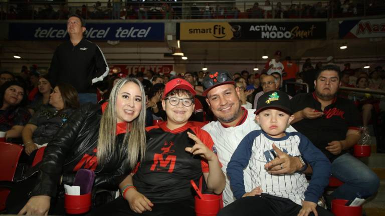 Juan Galván y Jennifer Bañuelos con sus hijos, Joseth e Íker Galván.