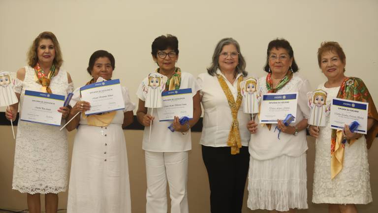 La animadora Rosy Ayala entre Maribel Páez, Micaela Hernández, María Esther Soberanes, Dolores López y Martha Enedina Noverola, de la Unidad San Juan Apóstol y Evangelista.
