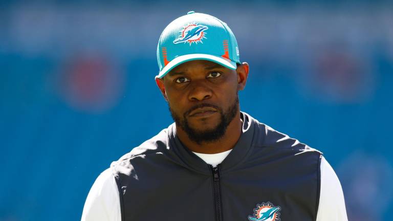 Brian Flores detalla aspectos de su demanda.