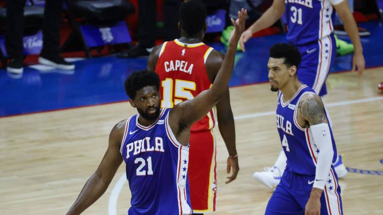 Joel Embiid celebra durante el segundo juego de las semifinales del Este de LA NBA.