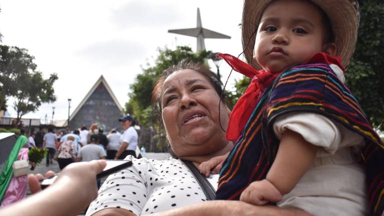 En el templo de La Lomita llegan feligreses que buscan honrar a la Virgen de Guadalupe y agradecer por algún milagro recibido.