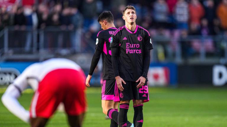 Santiago Giménez lamenta que le anulen su gol.