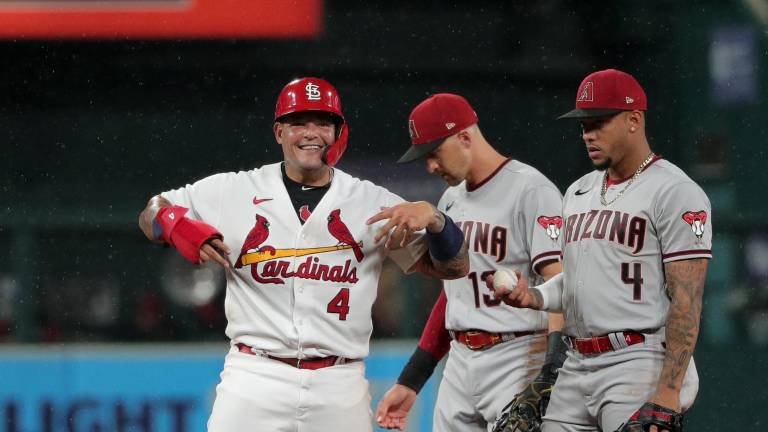 Cardenales zarandean a Humberto Castellanos