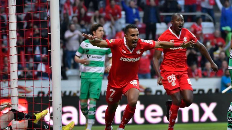 Camilo Sanvezzo marcó dos goles por el Toluca.