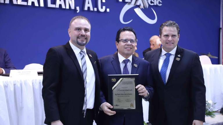 Luis Huerta recibe el reconocimiento como fundador del Colegio de Ingenieros de su padre Don Mario Arturo Huerta, quien fue un gran impulsor del gremio.