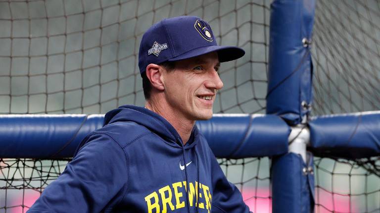 Craig Counsell tiene contrato con los Cerveceros hasta esta semana, por lo que explora opciones para 2024.