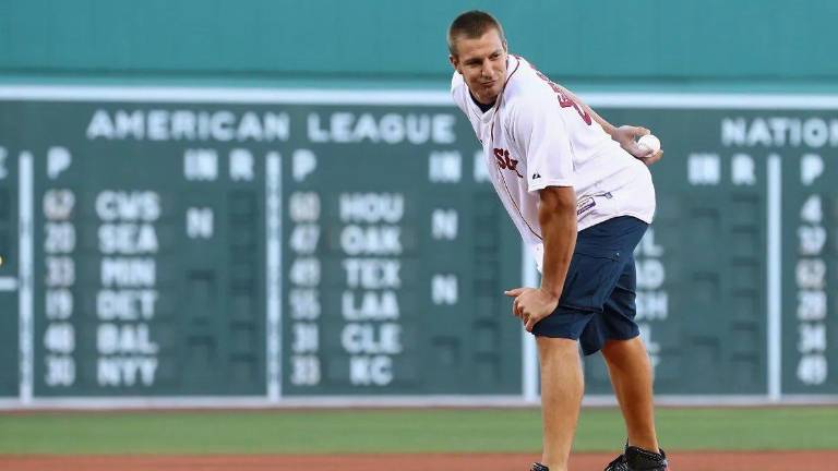 Rob Gronkowski fue el encargado de lanzar la primera bola en el duelo de los Medias Rojas este lunes.