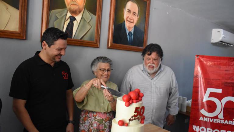 La señora Pompy Rogers de Murillo, viuda de Enrique Murillo Padilla, fundador de Noroeste, realiza el corte del pastel acompañada de Adrián López Ortiz, Director General de Grupo Noroeste, y de su hijo Enrique Murillo Rogers, Presidente del Consejo de Grupo Noroeste.
