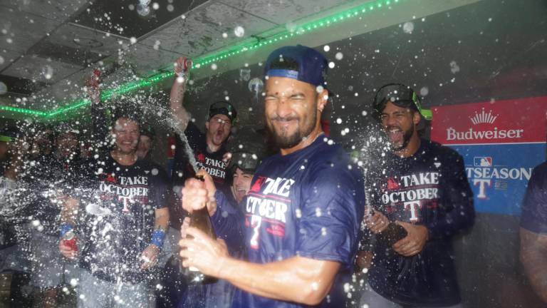 Marcus Semien celebra con sus compañeros el boleto para los playoffs de las Mayores.