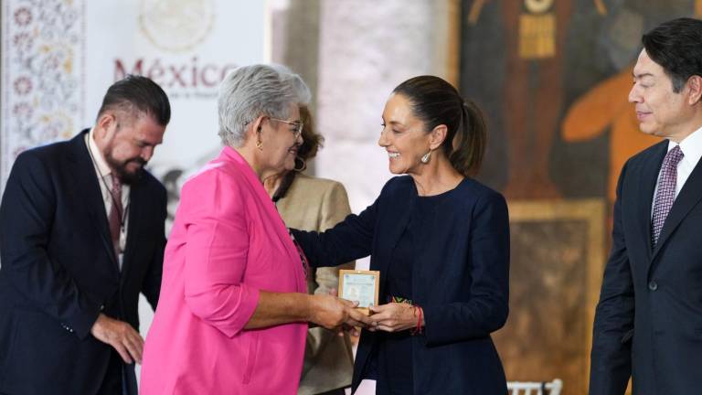 En la conmemoración del Día de la Maestra y el Maestro, la Presidenta Claudia Sheinbaum Pardo anuncia un aumento salarial del 9 por ciento.