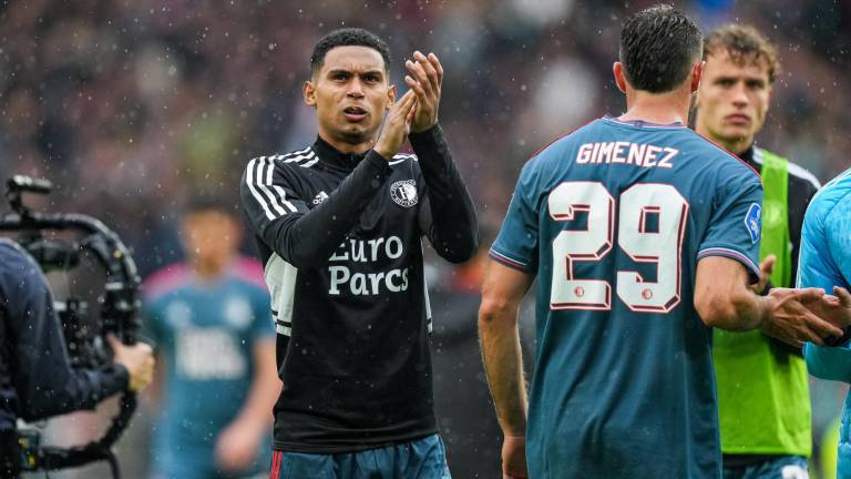 Santiago Giménez (der.) entró de cambio al minuto 56 .