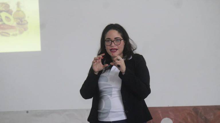 Silvia Osuna se encarga de dar la plática.