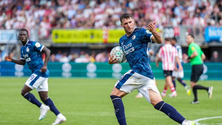 Santiago Giménez puso el 2-1 en el marcador.