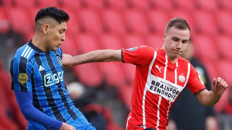 Edson Álvarez disputó todo el juego por el Ajax.