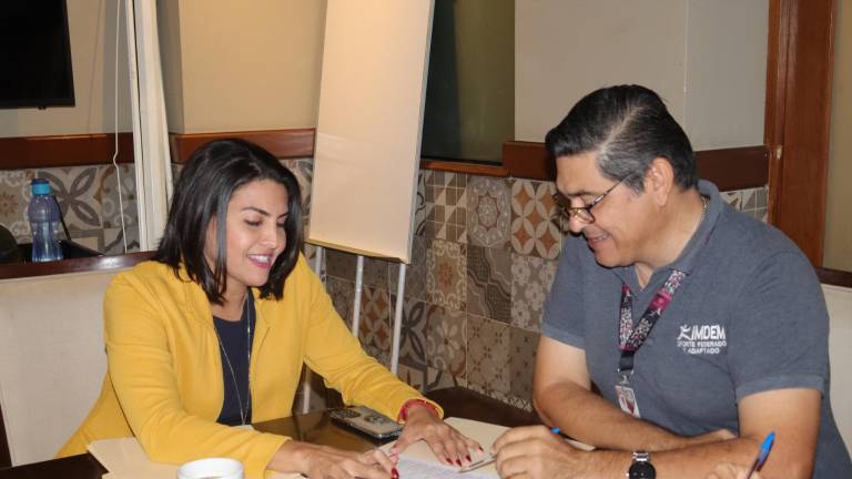 Fabiola Verde, directora del Imdem, y José Ángel Vega revisaron los votos efectuados para el Premio Municipal del Deporte de Mazatlán.
