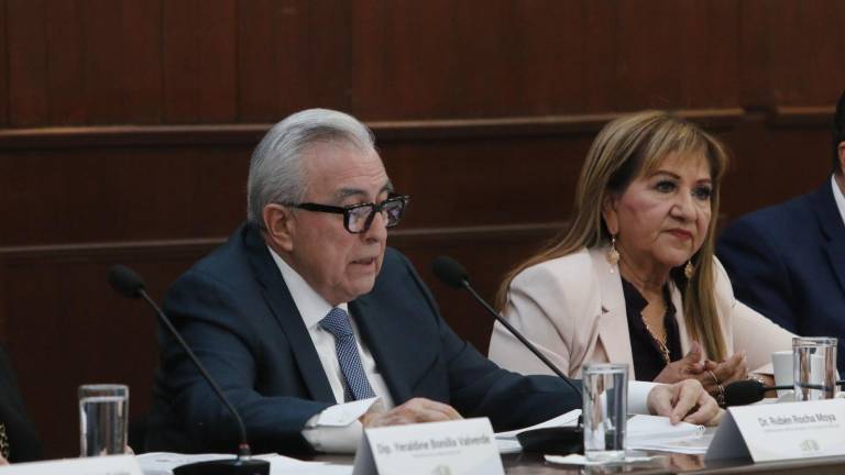 La Diputada Tere Guerra Ochoa, presidenta de la Junta de Coordinación Política del Congreso del Estado, junto con el Gobernador Rubén Rocha Moya.