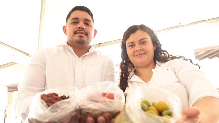 Alberto y Rocío ofrecieron productos derivados de la ciruela durante la sexta edición de la Feria de la Ciruela en Agua Caliente de Gárate, Concordia.