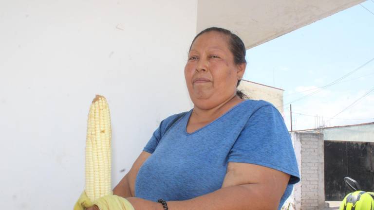 Cada día, Lorena recorre El Rosario con una cubeta de elotes cocidos a la leña, a pesar de los problemas de salud que enfrenta.