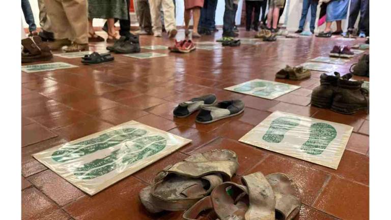 En el Palacio de Minería de la Ciudad de México se exhiben zapatos de madres buscadoras que muestran la crisis de las desapariciones.