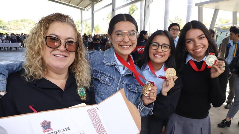 Natalia Quetzalli, Samantha Guadalupe, Génesis y su maestra Judith Rebeca, al llegar a la Preparatoria José Vasconcelos.