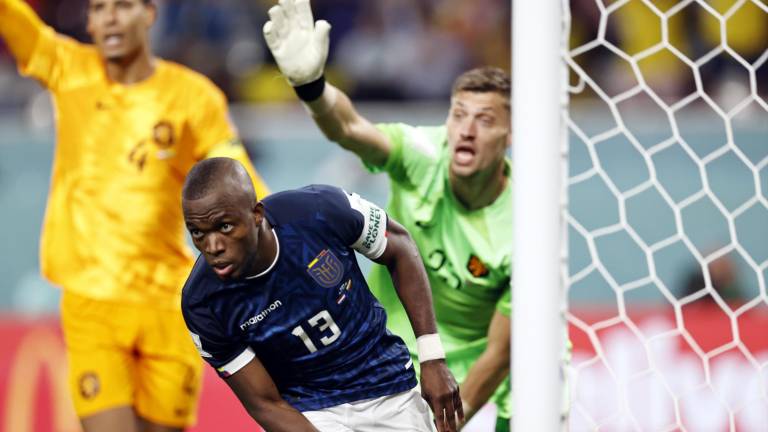 Enner Valencia marca el gol de Ecuador.