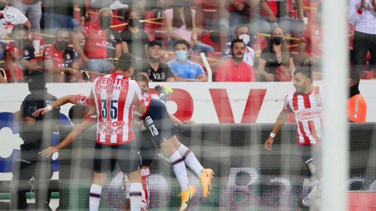 Los jugadores de Chivas celebran el gol que les dio la victoria en el Clásico Tapatío.