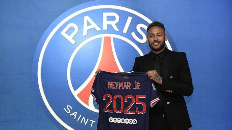 Neymar muestra la casaca alusiva a su renovación.