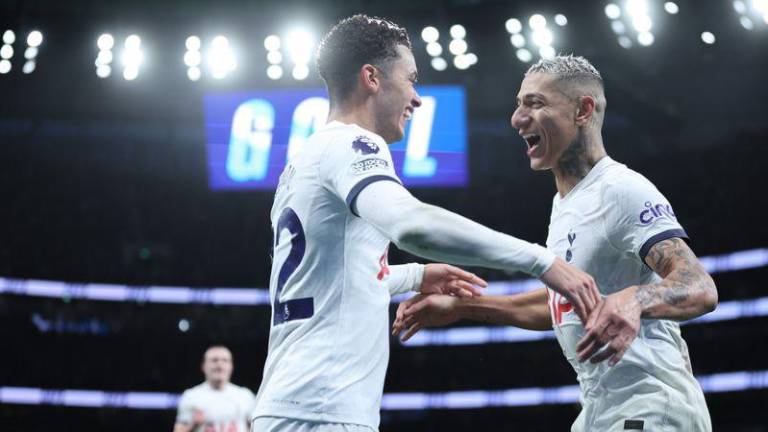 Richarlison (derecha) celebra tras haber anotado uno de los tres goles del Tottenham.