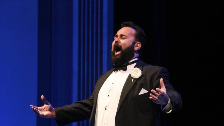 El tenor mazatleco Jorge Echeagaray se prepara para su participación con la OSSLA en Culiacán.