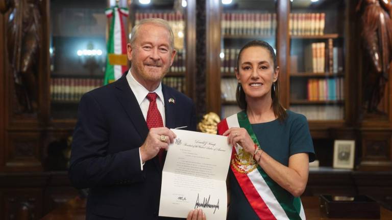 La Presidenta de México Claudia Sheinbaum Pardo con el Embajador de Estados Unidos, Ronald Johnson.