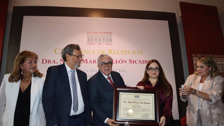 La doctora Nidia Maribel León Sicairos ingresó a El Colegio de Sinaloa en compañías de autoridades y miembros del organismo.